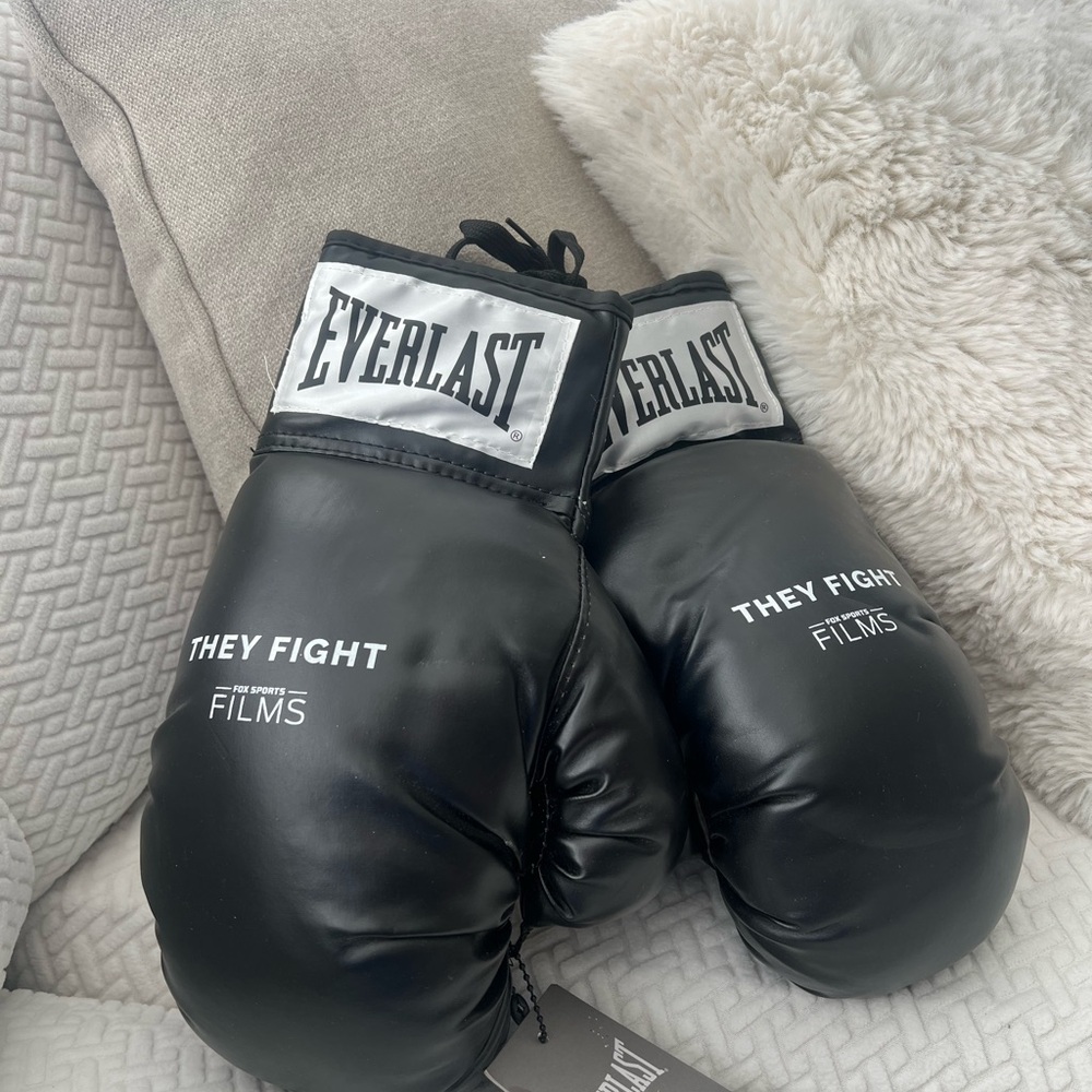 ❗️DONATING SOON - LAST CHANCE ❗️
“They Fight” Everlast Black Training Gloves